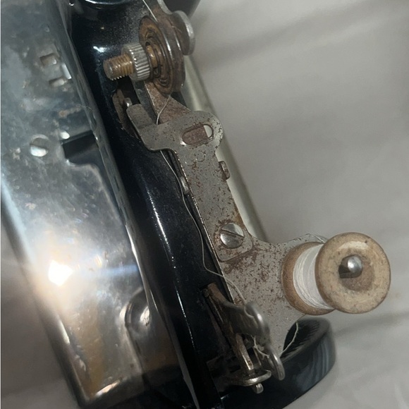 Singer Miniature Sewing Machine - Picture 2 of 8
